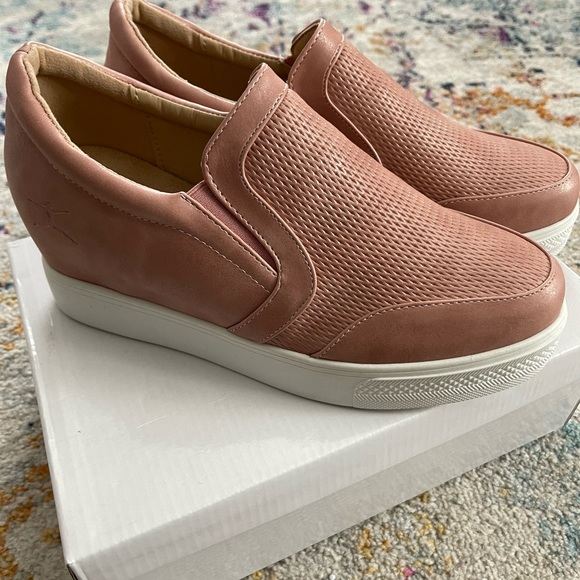 DANSKIN PINK VEGAN LEATHER FLOATER SIZE 9 - Picture 2 of 11